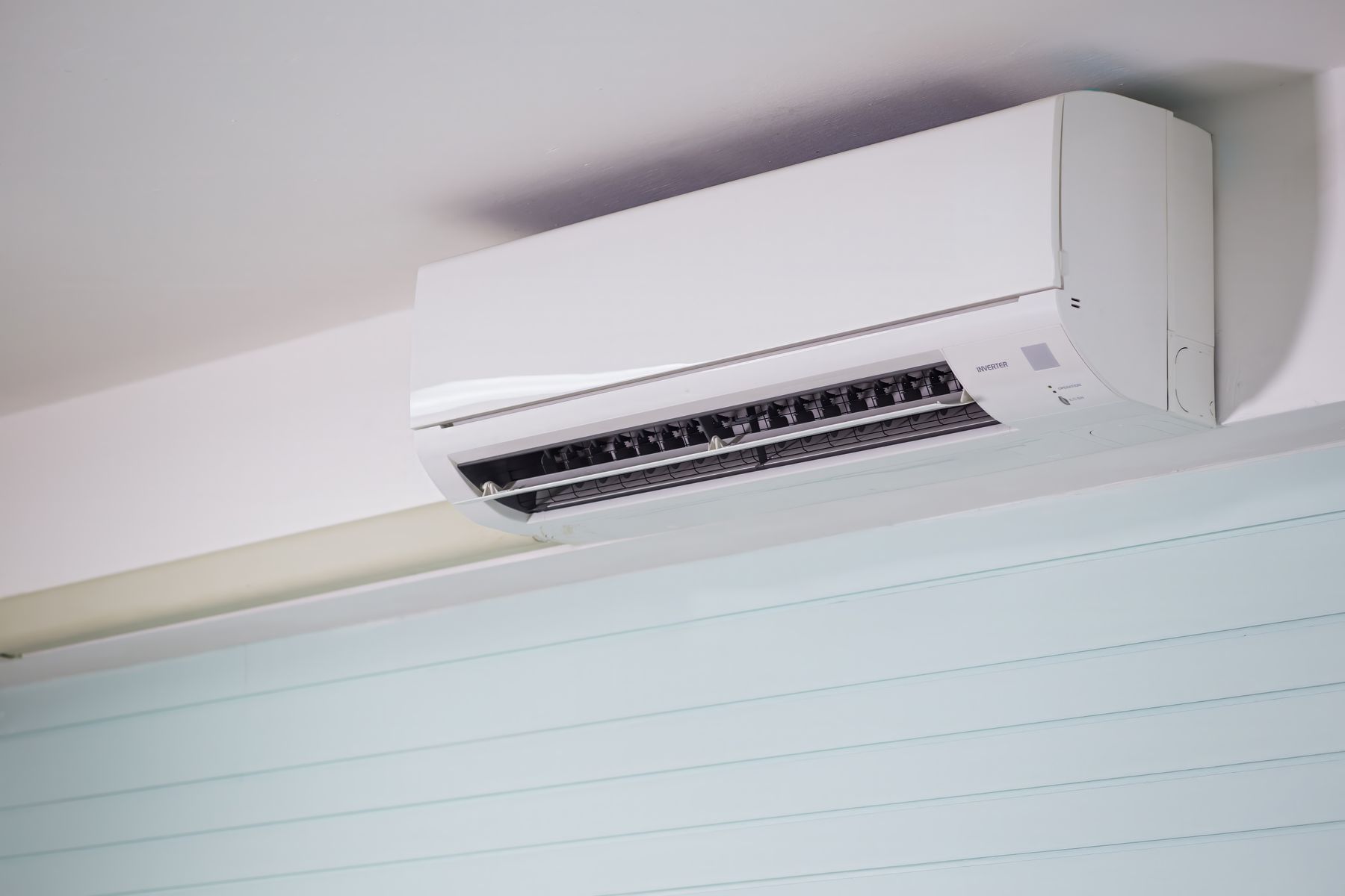 Minisplit inverter instalado en una pared interior