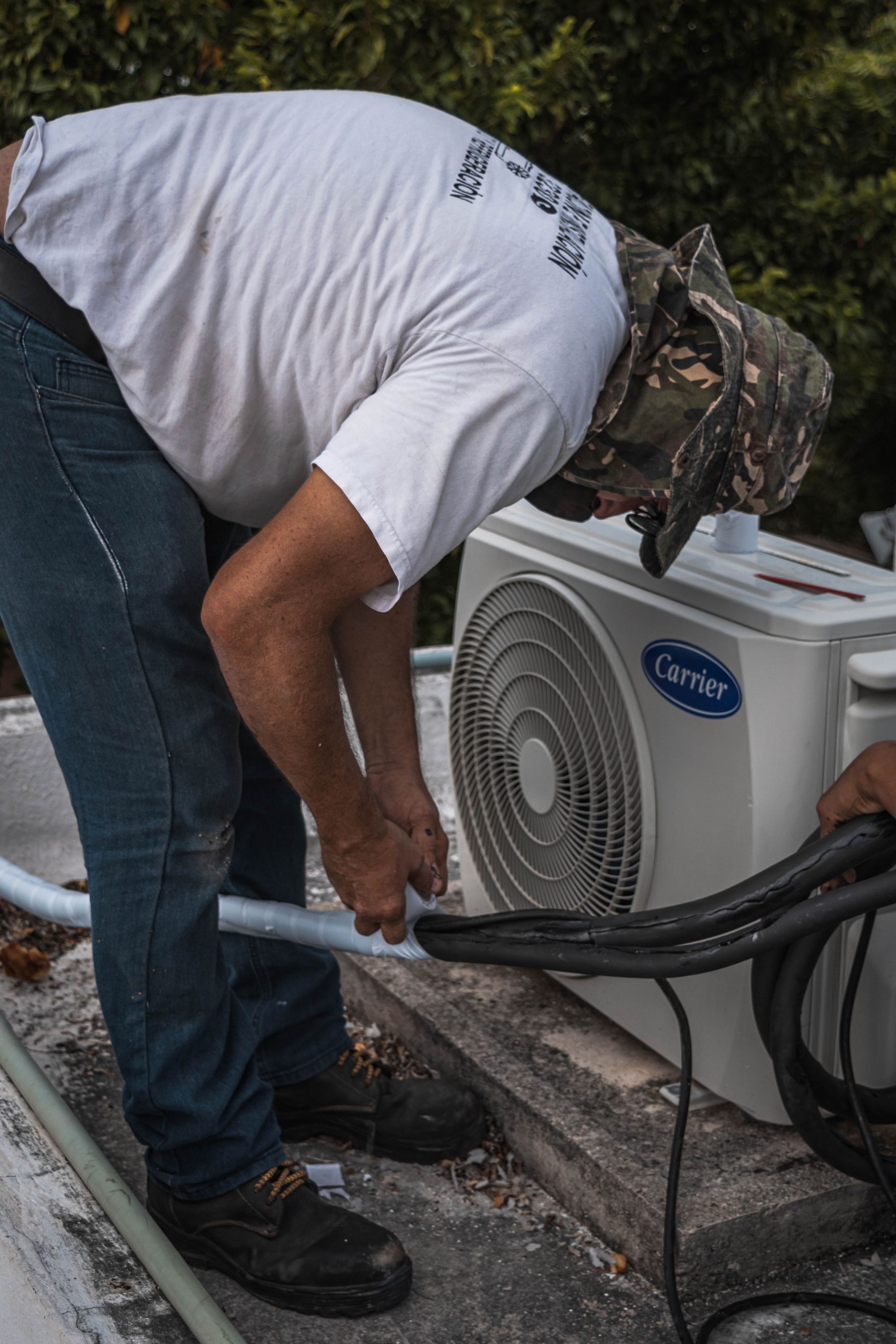 Técnico dando servicio a un equipo de aire acondicionado, Marcus Soluciones en Manzanillo